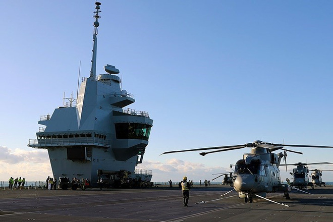 Tàu sân bay mạnh nhất hải quân Anh ra khơi với máy bay quân sự